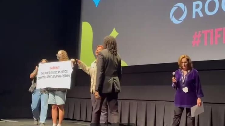 מפגינים פרו-פלסטינים שפרצו להקרנת "חמדה" בפסטיבל טורונטו