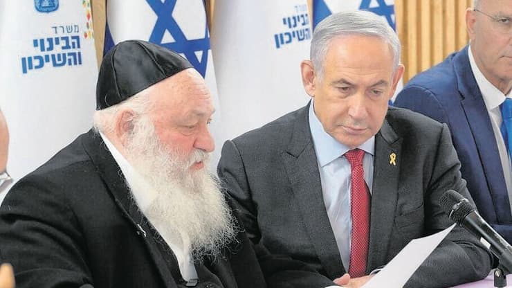 "מאמין לו? אני מאמין רק בקב"ה". נתניהו וגולדקנופף (צילום: עמוס בן גרשום, לע"מ) ארכיון ישיבת ממשלה בנימין נתניהו יצחק גולדקנופף