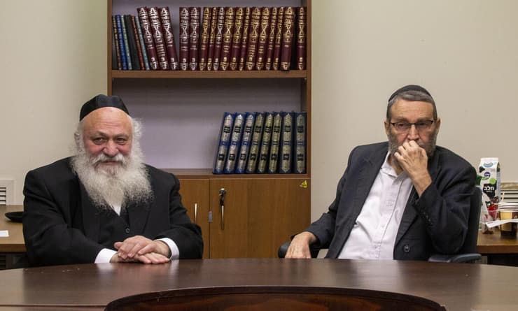 משה גפני ויצחק גולדקנופף. דמויות נחותות ואולי אפילו נלעגות ברחוב החרדי (צילום: עמית שאבי) משה גפני יצחק גולדקנופף