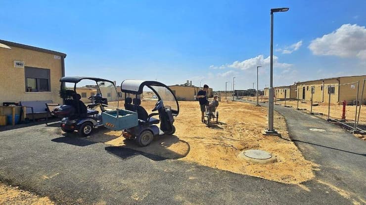 קרווילות בחצרים עבור מפוני קיבוץ בארי (צילום: מאיר אבן חיים ) מפוני קיבוץ בארי בביתם החדש בקיבוץ חצרים