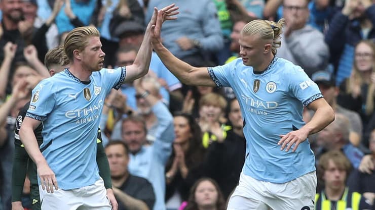 מרוויחים יותר מסלאח. הולאנד ודה בריינה (AP Photo/Scott Heppel) שחקן מנצ'סטר סיטי ארלינג הולאנד עם קווין דה בריינה