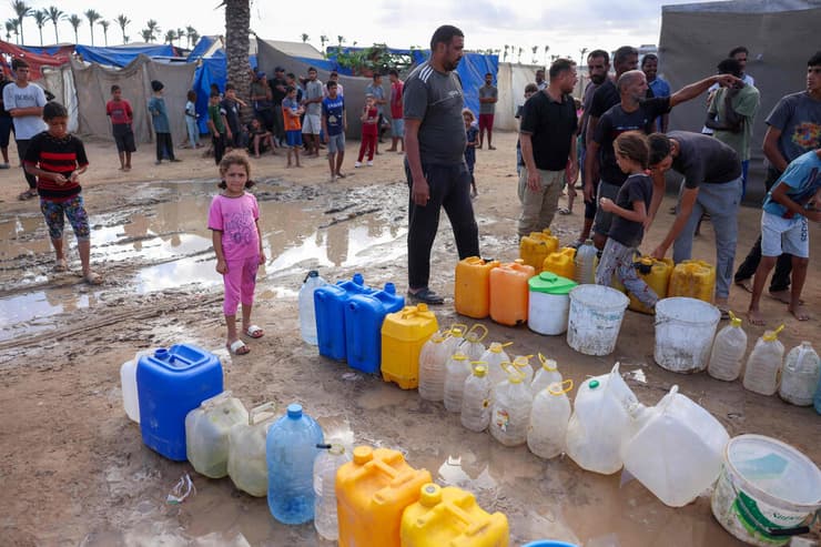 ממלאים מים בדיר אל בלח