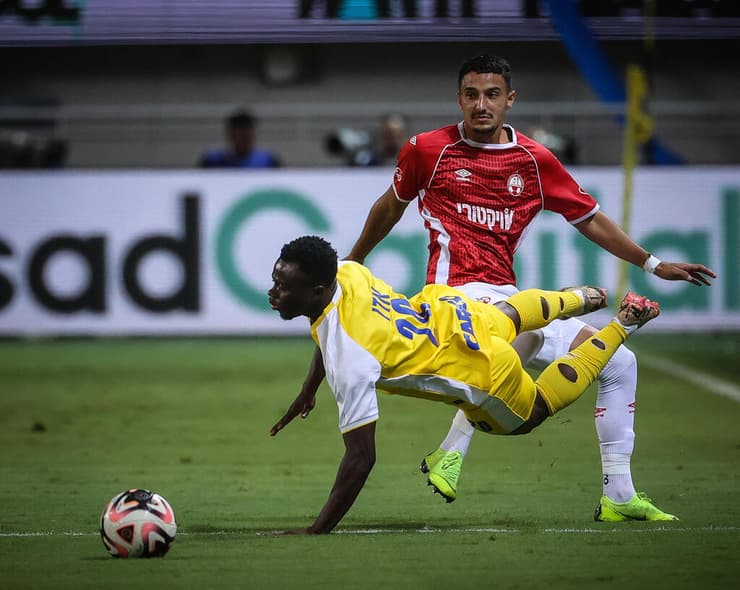 שחקן הפועל באר-שבע גיא מזרחי מול שחקן מכבי ת"א הנרי אדו