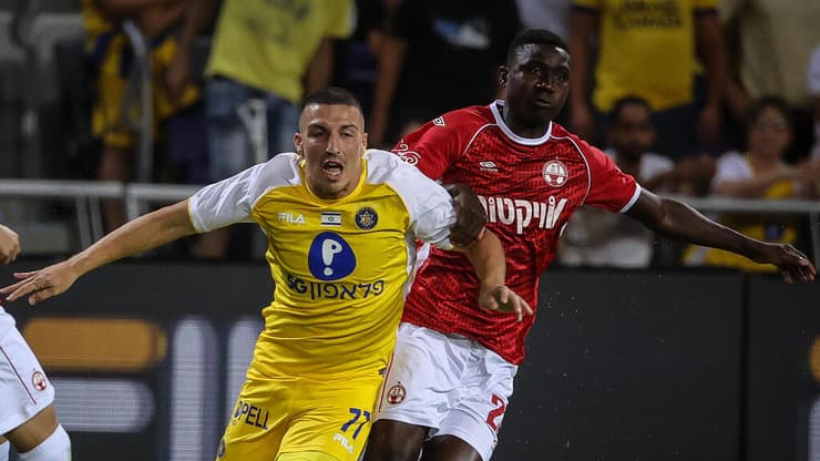 שחקן מכבי ת"א אושר דוידה מול שחקן הפועל באר-שבע ק ינגס קאנגווה, מתן בלטקסה