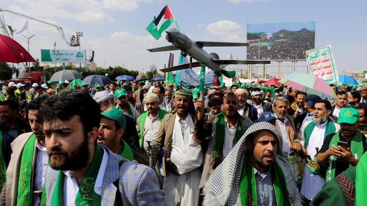 עצרת של תומכי החות'ים חות'ים ב צנעא תימן לרגל יום השנה להולדתו של הנביא מוחמד