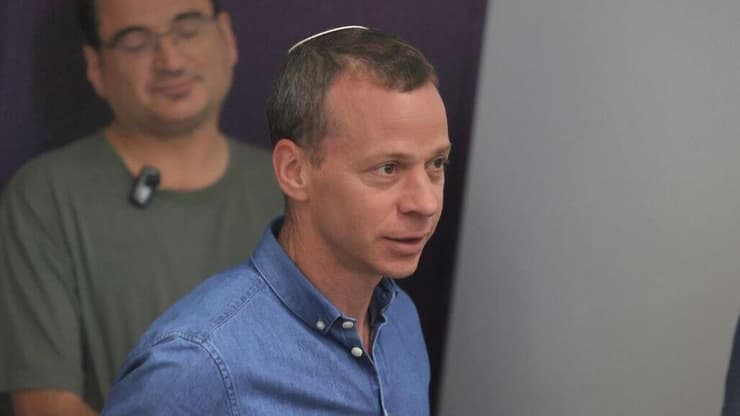 עמית סגל בדיון בנושא תביעתו מנדלבליט נגד חברת החדשות ואפי נווה בדרישה למנוע שידור הקלטות נוספות משיחות השניים בבהימ"ש המחוזי בת"א