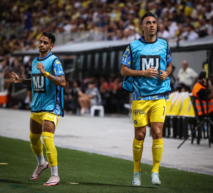 כבר הבין שלאזטיץ' מחק אותו. זהבי מתחמם על הקווים (צילום: עוז מועלם) זהבי