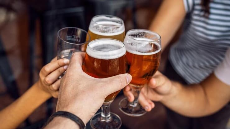 שתיית אלכוהול כוסות כוס בירה