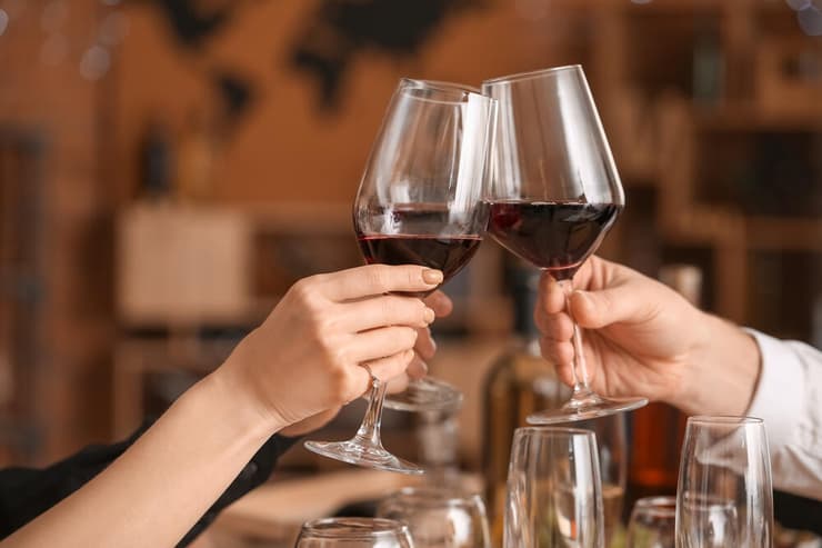 הסיכון לסרטן השד ולסרטן הפה מזנק אצל נשים (צילום: shutterstock) שתיית אלכוהול כוסות כוס יין