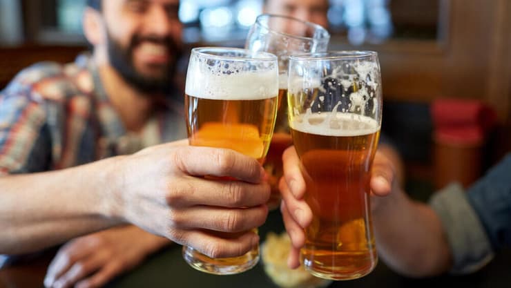 שתיית אלכוהול כוסות כוס בירה