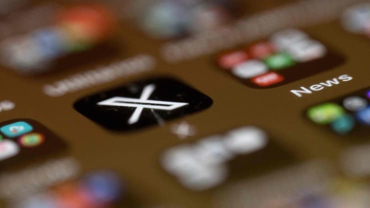 גם רשת X חדלה לעבוד בעקבות התקלה (צילום: Mauro Pimentel, AFP) רשת X (טוויטר)
