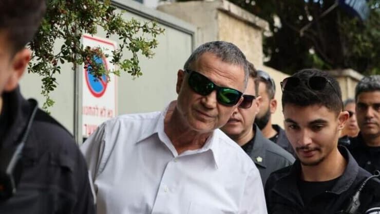 יולי  אדלשטיין בדרכו לבית הכנסת בהרצליה פיתוח