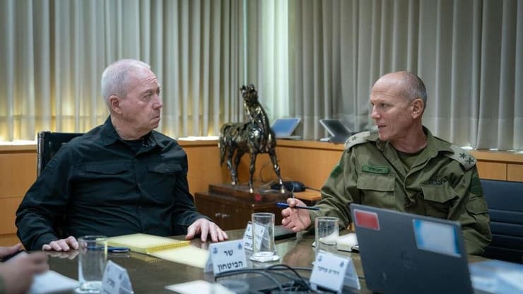 לא הוזמנו להתייעצויות. האלוף ניצן אלון ושר הביטחון לשעבר יואב גלנט (צילום: אריאל חרמוני, משרד הביטחון) שר הביטחון יואב גלנט בפגישה עם האלוף במיל' ניצן אלון לצורך גיבוש מתווה לשחרור החטופים