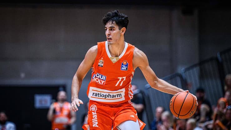 בן שרף במדי רטיופארם אולם הגרמנית