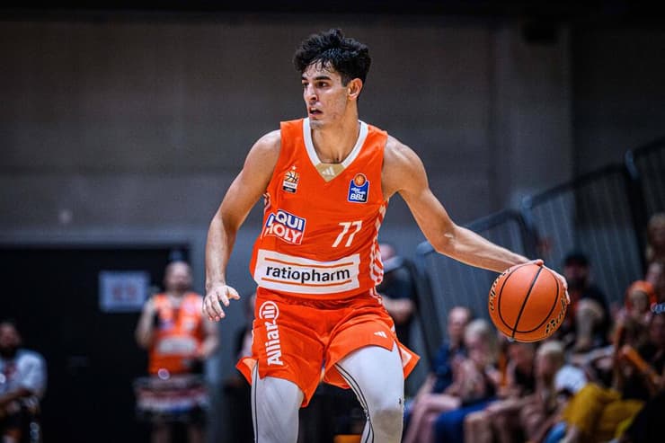 בן שרף במדי רטיופארם אולם הגרמנית