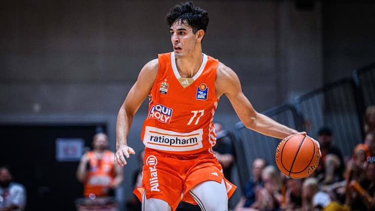 בן שרף במדי רטיופארם אולם הגרמנית