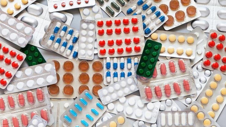 במקרה של הוספת או החלפת תרופות, שוחחו עם הרופא או הרוקח על ההבדלים. (צילום: shutterstock) תרופות אנטיביוטיקה