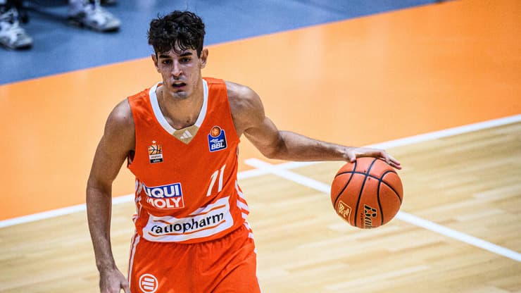 בן שרף במדי רטיופארם אולם הגרמנית