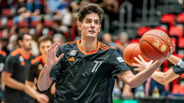 ישראלי נוסף ב-NBA? נדע הלילה. בן שרף (צילום: IMAGO/Fotostand/Nachtigall, Reuters) בן שרף במדי רטיופארם אולם הגרמנית