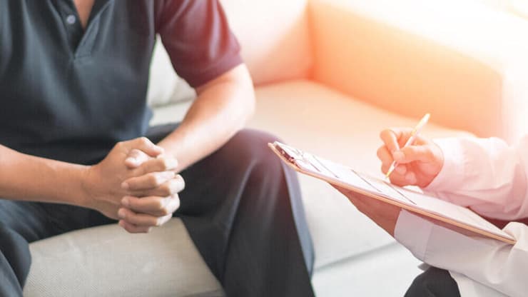 גבר בביקור אצל רופא המשפחה