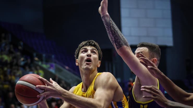 שחקן מכבי ת"א רומן סורקין מול שחקן הפועל חולון נתנאל ארצי