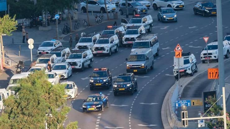 שיירת רה"מ מגיעה לבסיס הקריה (צילום: דני שדה) שיירת ראש הממשלה נתניהו מגיעים לבסיס הקרייה בתל אביב בזמן אזעקות