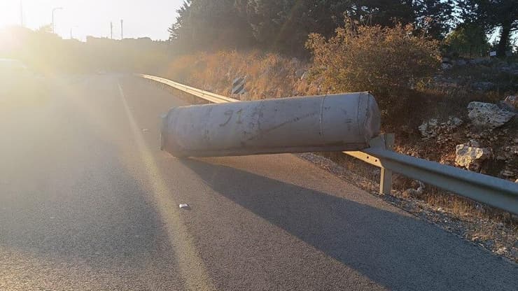 חלק טיל שנפל בכניסה לצור הדסה, מבלי שהופעלה אזעקה (צילום: דוברות המשטרה) חלקי יירוט של הטיל ששוגר מתימן