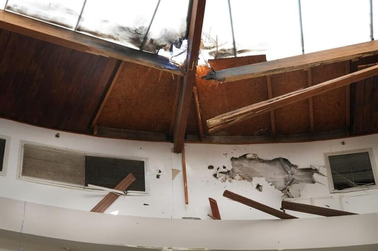 הפגיעה הישירה בקניון בזמן המלחמה (צילום: אפי שריר) הפגיעה הישירה בקניון נחמיה בקריית שמונה