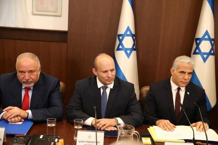 אביגדור ליברמן עם יאיר לפיד ונפתלי בנט