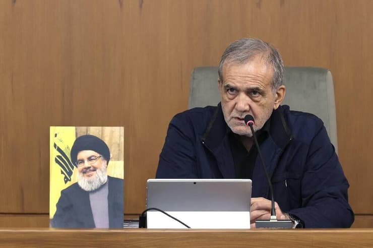 נשיא איראן מסעוד פזשכיאן לצד תמונתו של חסן נסראללה בישיבת הממשלה