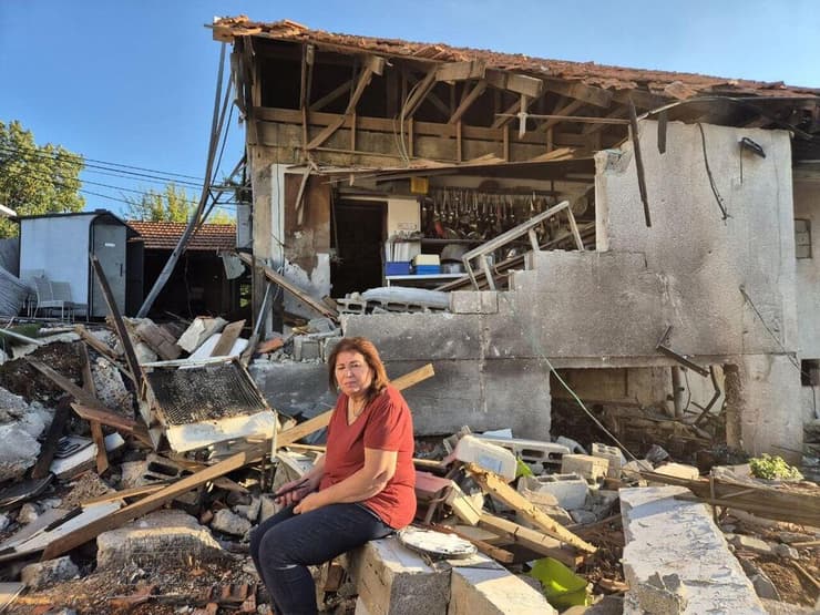 אורה חתן שמבשלת לחיילים בשתולה בין הבתים ההרוסים