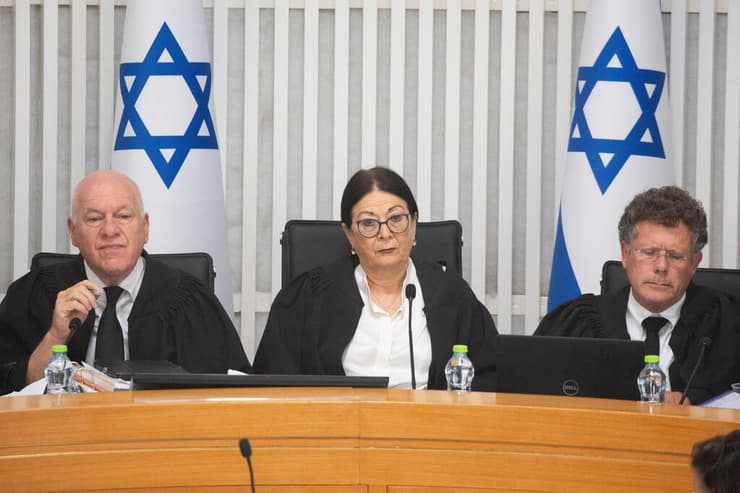 הנשיאה לשעבר אסתר חיות בין שני ממלאי המקום - עמית ופוגלמן (צילום: אלכס קולומויסקי) עוזי פוגלמן על כס בית המשפט העליון, לצד קודמתו אסתר חיות ומחליפו יצחק עמית