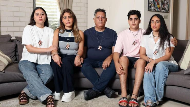 משפחת אלבג בביתם במושב ירחיב