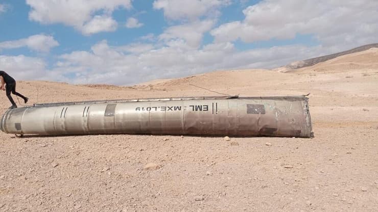 שרידי טיל שנפל בעת המתקפה האיראנית על ישראל, סמוך לערד