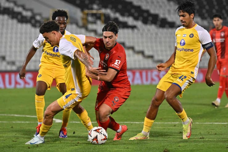 שחקן מיטיולן  אראל שימשיר מול שחקן מכבי ת"א סתיו למקין