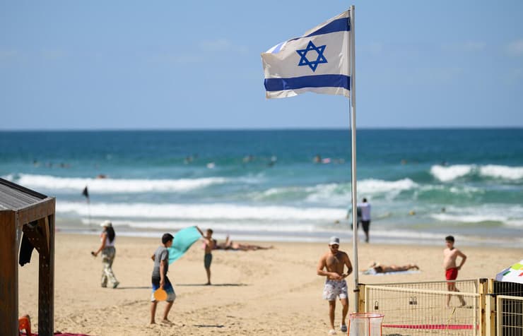 חוף הים בתל אביב, בתחילת השנה שעברה (צילום: Leon Neal/Getty Images) חוף הים בתל אביב
