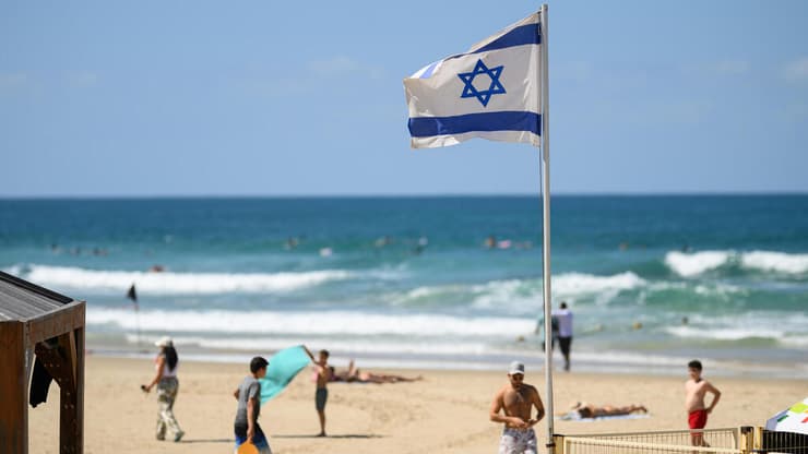 מומלץ לא להגיע לים בשעות החום. החוף בתל אביב (צילום: Leon Neal/Getty Images) חוף הים בתל אביב