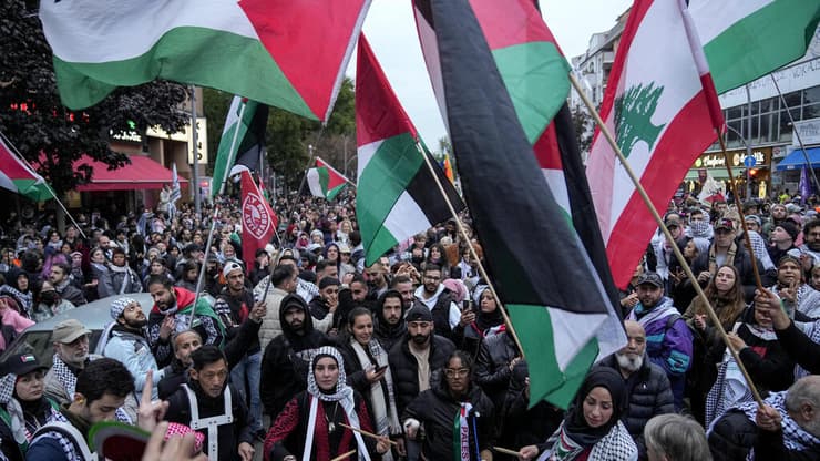 הפגנה פרו-פלסטינית בברלין (צילום: AP Photo/ Ebrahim Noroozi) הפגנה בברלין