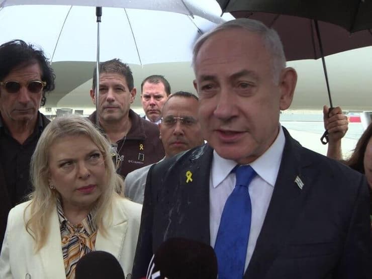 בנימין ושרה נתניהו עם אלי שתיוי בנחיתה בניו יורק, ארה"ב