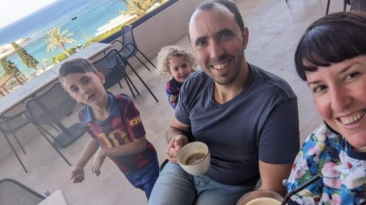 בני הזוג והילדים יהל ונווה, לפני שנחטפו (צילום: מהאלבום המשפחתי) עדי וטל שהם עם ילדיהם נווה ויהל