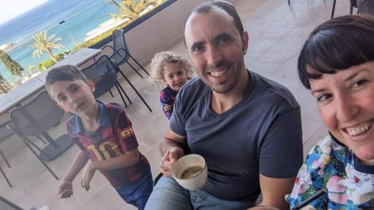 עדי וטל שהם עם ילדיהם נווה ויהל