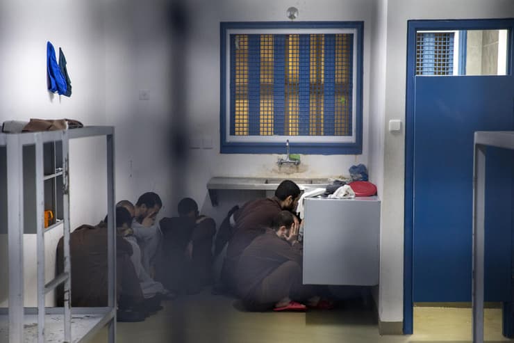 אסירים ביטחוניים בכלא עופר. ארכיון (צילום: עמית שאבי) פעילות היחידות המיוחדות של שב"ס בכלא עופר