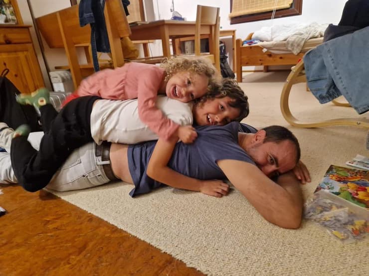 טל שהם עם ילדיו נווה ויהל