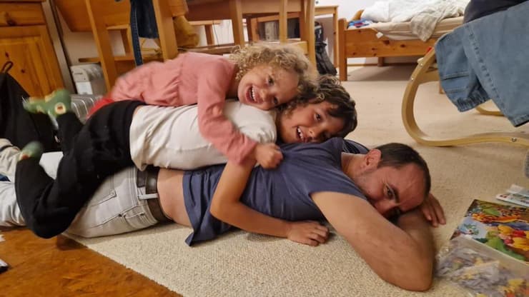 טל שהם עם ילדיו נווה ויהל