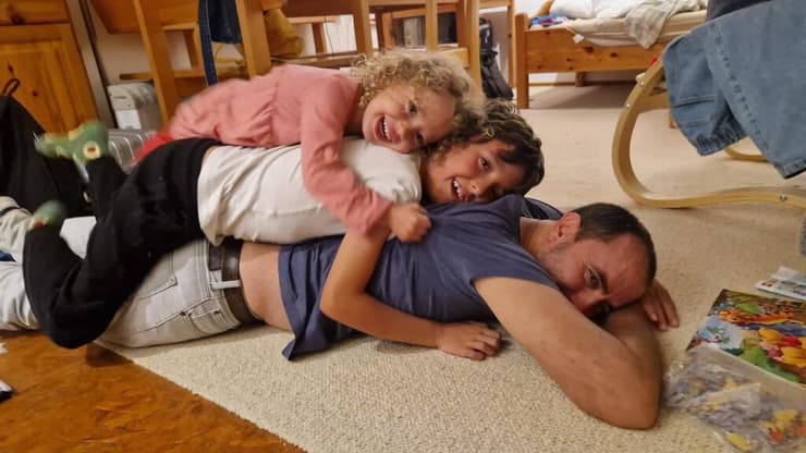 טל שהם עם ילדיו נווה ויהל