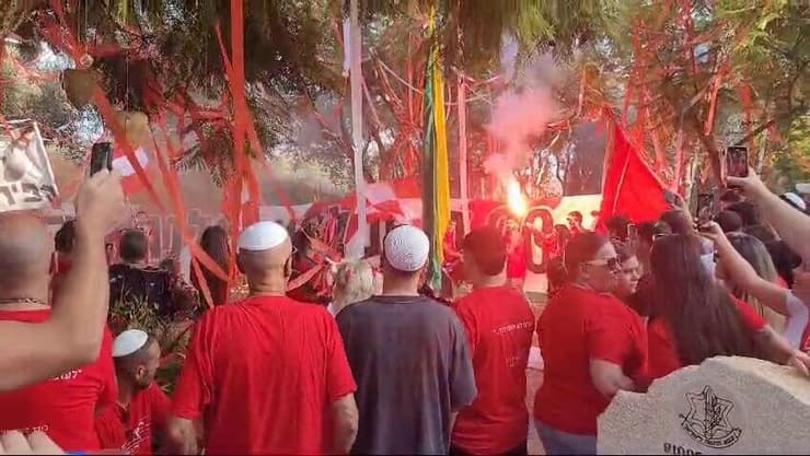 בטקס האזכרה לזכרו של  עידן רז ז"ל שנפל ב7.10, שהיה אוהד שרוף של הפועל תל אביב, חבריו ומשפחתו הגיע עם דגלים ודרבוקות