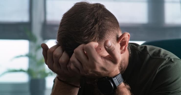 "הרגילו אותנו לחשוב על עצמנו כעל 'זאבים בודדים' שפותרים את הבעיות בעצמם" (צילום: Shutterstock) פוסט טראומה