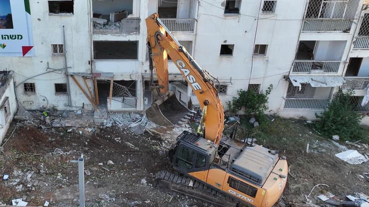הריסת מבנה ישן בפרויקט פינוי בינוי במתחם ויצמן הרצליה 