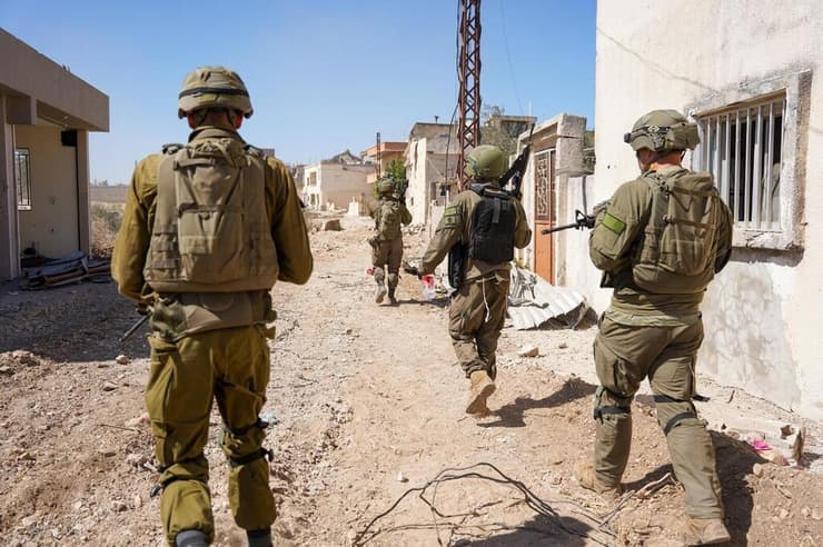 צילום: דובר צה"ל מפקד פיקוד הצפון אלוף אורי גורדין בהערכת מצב חטיבה 300 ו 188, גבול הצפון - תמרון קרקעי בלבנון