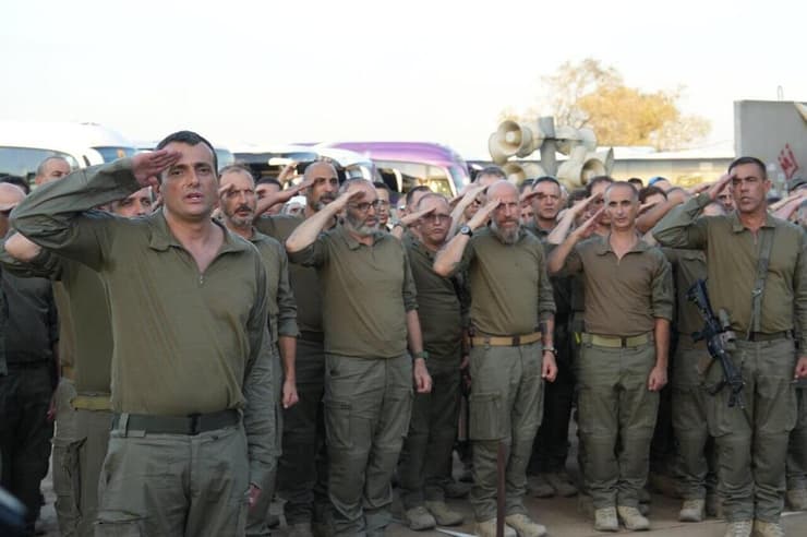 מנכ"ל משרד האוצר לשעבר כמח"ט. שי באב"ד (משמאל) ומתנדבי אוגדת דוד
